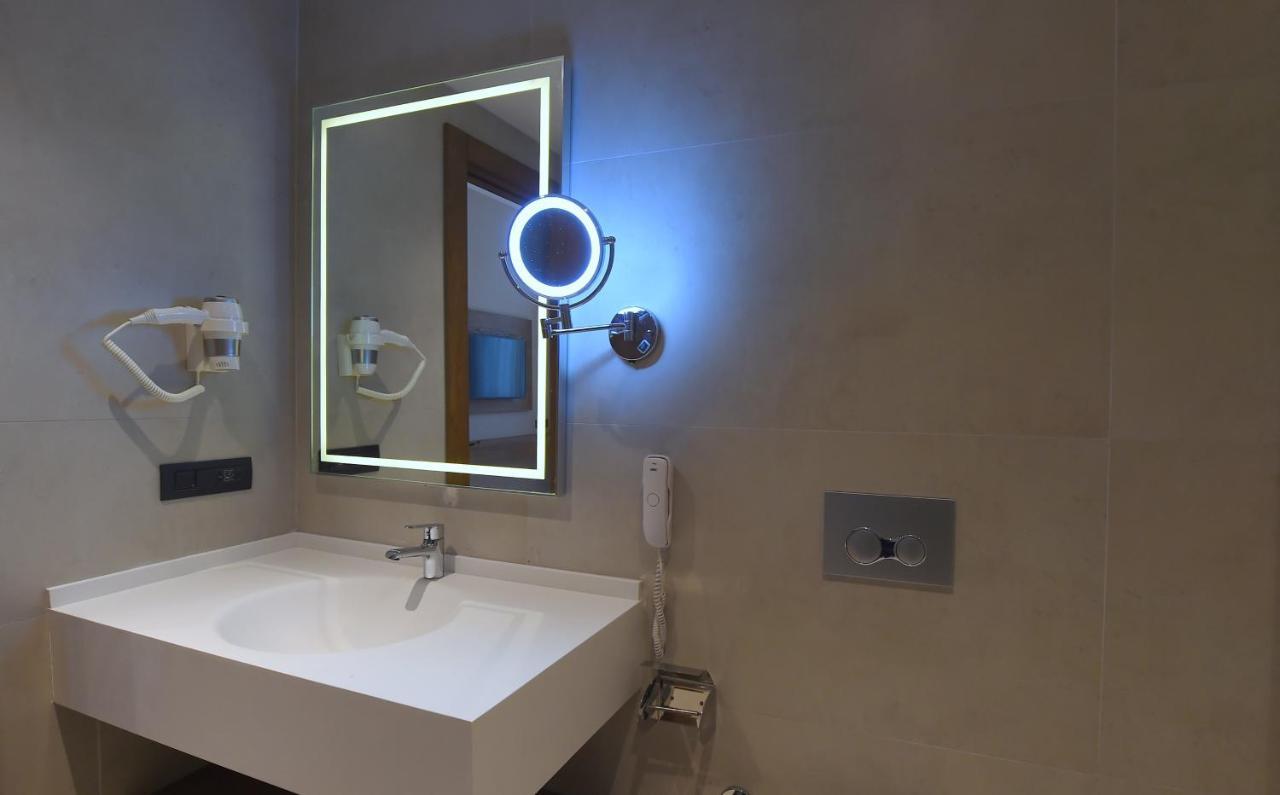 Cher Hotel & Spa Taksim Стамбул Экстерьер фото Bathroom mirror with LED lighting